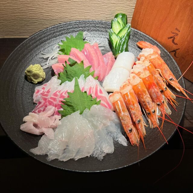 おはようございます🙇‍♂️
創作Diningえんです🙋‍♂️

こだわりのおでん🍢と自慢の創作料理🍳
⚫︎牛レバー刺し
⚫︎鶏ささみ刺し
⚫︎こだわりおでん盛り合わせ
⚫︎おでポテサラダ
⚫︎スタミナホルモン焼き
⚫︎近江牛カッパ焼き
⚫︎鶏の唐揚げ
⚫︎えんのエビマヨ
⚫︎貝付きホタテのバター醤油焼き
⚫︎とんこつ醤油ラーメン
⚫︎フォンダンショコラ〜バニラアイス添え〜

他にも多数、自慢の料理あり🤩

ハイボールに樽ハイ、ビールに焼酎
カクテル、各種ノンアルコールのドリンクも
揃えております😋

滋賀の地酒🍶もあります。

美味しい料理と美味しいお酒で最高のひとときをお過ごしください✨
ホスピタリティ溢れるスタッフでおもてなしいたします😊

個室あり
掘りごたつあり
座敷あり
カウンターあり

シーンに合わせてご利用ください。

本日もご来店お待ちしております🙇‍♂️
ご連絡お待ちしております。

➡️#創作Diningえん
💻#sousakudiningen
🖋能登川駅から徒歩𝟝分。カウンターあり、座敷あり、テーブルあり、個室あり。こだわりのおでん、鮮魚、自慢の創作料理を和風モダンの落ち着いた空間で。
🗾滋賀県東近江市猪子町440
☎️0748-42-8558
⏰18:00〜深夜まで
🗓️定休日なし(不定休)
👨@k_en_jr
#滋賀県 #東近江市 #能登川 #滋賀グルメ #東近江市ディナー #能登川ディナー #東近江市グルメ #能登川グルメ #滋賀ごはん #東近江市ごはん #能登川ごはん #滋賀ディナー #滋賀料理 #ディナー #滋賀居酒屋 #居酒屋 #能登川駅 #近江牛 #レバー刺し #鶏刺し #おでん #鮮魚 #ポテトサラダ