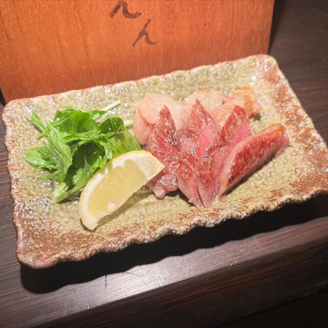 おはようございます🙇‍♂️
創作Diningえんです🙋‍♂️

近江牛サーロインのステーキです😋

めちゃくちゃ旨い！！

こだわりのおでん🍢と自慢の創作料理🍳
⚫︎牛レバー刺し
⚫︎鶏ささみ刺し
⚫︎こだわりおでん盛り合わせ
⚫︎おでポテサラダ
⚫︎スタミナホルモン焼き
⚫︎近江牛カッパ焼き
⚫︎鶏の唐揚げ
⚫︎えんのエビマヨ
⚫︎貝付きホタテのバター醤油焼き
⚫︎とんこつ醤油ラーメン
⚫︎フォンダンショコラ〜バニラアイス添え〜

他にも多数、自慢の料理あり🤩

ハイボールに樽ハイ、ビールに焼酎
カクテル、各種ノンアルコールのドリンクも
揃えております😋

滋賀の地酒🍶もあります。

美味しい料理と美味しいお酒で最高のひとときをお過ごしください✨
ホスピタリティ溢れるスタッフでおもてなしいたします😊

個室あり
掘りごたつあり
座敷あり
カウンターあり

シーンに合わせてご利用ください。

本日もご来店お待ちしております🙇‍♂️
ご連絡お待ちしております。

➡️#創作Diningえん
💻#sousakudiningen
🖋能登川駅から徒歩𝟝分。カウンターあり、座敷あり、テーブルあり、個室あり。こだわりのおでん、鮮魚、自慢の創作料理を和風モダンの落ち着いた空間で。
🗾滋賀県東近江市猪子町440
☎️0748-42-8558
⏰18:00〜深夜まで
🗓️定休日なし(不定休)
👨@k_en_jr
#滋賀県 #東近江市 #能登川 #滋賀グルメ #東近江市ディナー #能登川ディナー #東近江市グルメ #能登川グルメ #滋賀ごはん #東近江市ごはん #能登川ごはん #滋賀ディナー #滋賀料理 #ディナー #滋賀居酒屋 #居酒屋 #能登川駅 #近江牛 #レバー刺し #鶏刺し #おでん #鮮魚 #ポテトサラダ #サーロイン #ステーキ