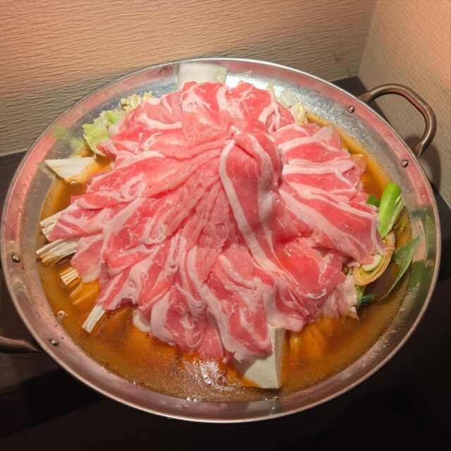 おはようございます🙇‍♂️
創作Diningえんです🙋‍♂️

ご予約いただいて、

【豚チゲ鍋】

させていただきました😋

こだわりのおでん🍢と自慢の創作料理🍳
⚫︎牛レバー刺し
⚫︎鶏ささみ刺し
⚫︎こだわりおでん盛り合わせ
⚫︎おでポテサラダ
⚫︎スタミナホルモン焼き
⚫︎近江牛カッパ焼き
⚫︎鶏の唐揚げ
⚫︎えんのエビマヨ
⚫︎貝付きホタテのバター醤油焼き
⚫︎とんこつ醤油ラーメン
⚫︎フォンダンショコラ〜バニラアイス添え〜

他にも多数、自慢の料理あり🤩

ハイボールに樽ハイ、ビールに焼酎
カクテル、各種ノンアルコールのドリンクも
揃えております😋

滋賀の地酒🍶もあります。

美味しい料理と美味しいお酒で最高のひとときをお過ごしください✨
ホスピタリティ溢れるスタッフでおもてなしいたします😊

個室あり
掘りごたつあり
座敷あり
カウンターあり

シーンに合わせてご利用ください。

本日もご来店お待ちしております🙇‍♂️
ご連絡お待ちしております。

➡️#創作Diningえん
💻#sousakudiningen
🖋能登川駅から徒歩𝟝分。カウンターあり、座敷あり、テーブルあり、個室あり。こだわりのおでん、鮮魚、自慢の創作料理を和風モダンの落ち着いた空間で。
🗾滋賀県東近江市猪子町440
☎️0748-42-8558
⏰18:00〜深夜まで
🗓️定休日なし(不定休)
👨@k_en_jr
#滋賀県 #東近江市 #能登川 #滋賀グルメ #東近江市ディナー #能登川ディナー #東近江市グルメ #能登川グルメ #滋賀ごはん #東近江市ごはん #能登川ごはん #滋賀ディナー #滋賀料理 #ディナー #滋賀居酒屋 #居酒屋 #能登川駅 #近江牛 #レバー刺し #鶏刺し #おでん #鮮魚 #ポテトサラダ #鍋 #チゲ #チゲ鍋